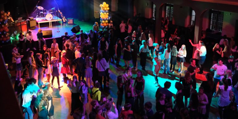 Festlicher Herbstball: Schüler tanzen sich durch einen unvergesslichen Abend